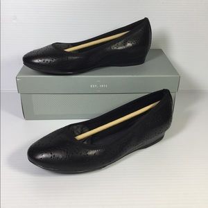 ROCKPORT Women's Total Motion TM Shea Perf Ballet Flat 5.5 W Black Flats
